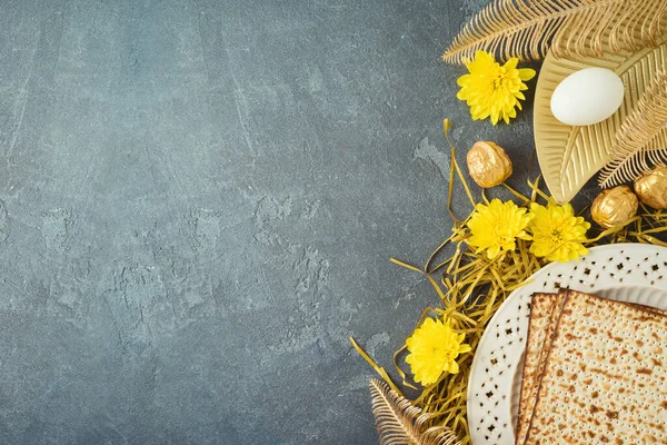 Concepto Pascua Judía Con Matzá Plato Seder Decoraciones Doradas Sobre — Foto de Stock