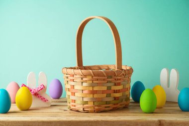 Tahta masada Paskalya yumurtaları olan boş bir sepet. Bahar ve Paskalya tasarım için hazırlanır..