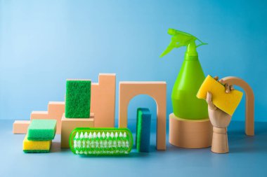 Malzemelerle temizlik konsepti. Yaratıcı modern natürmort yaşam kompozisyonu.