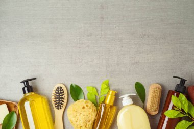 Gri arka planda vücut bakım ürünleri. Doğal ve organik güzellik tedavisi kavramı