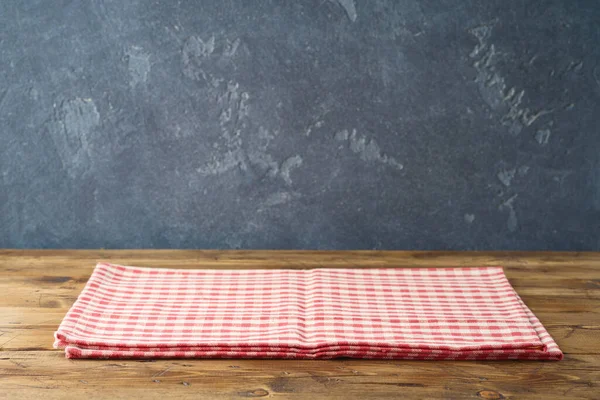 Lege Houten Tafel Met Rood Geruit Tafelkleed Donkere Muurondergrond Keuken — Stockfoto