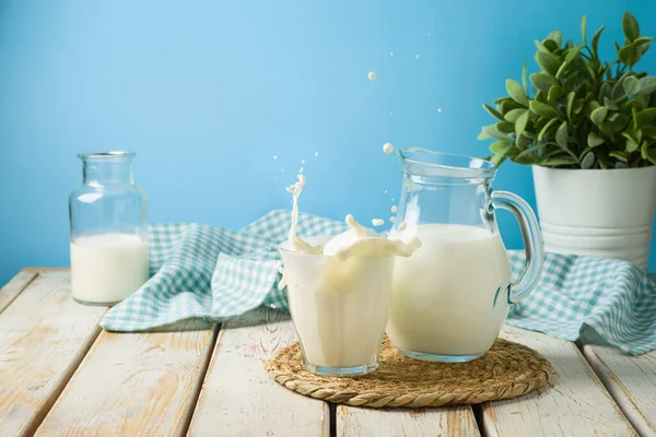 Tejes Üveg Fröccsenéssel Tejes Kancsóval Asztalon Konyhai Háttér — Stock Fotó