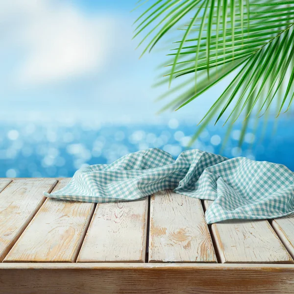 Leerer Holztisch Mit Tischdecke Über Tropischem Strand Bokeh Hintergrund Sommer — Stockfoto