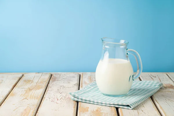 Süt Sürahisi Ahşap Masada Mavi Arka Planda Masa Örtüsü Var — Stok fotoğraf