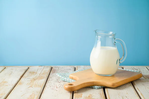 Süt Sürahisi Masa Örtüsü Kesme Tahtasıyla Mavi Arka Planda Mutfak — Stok fotoğraf