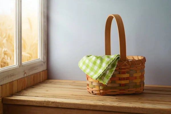 Lege Mand Met Tafelkleed Houten Tafel Boven Raam Muurondergrond Oogst — Stockfoto