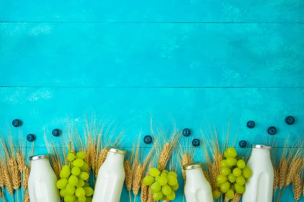 Joodse Vakantie Shavuot Viering Concept Met Melkfles Tarwe Oren Druiven — Stockfoto