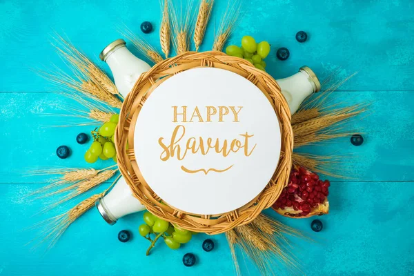 Yahudi Bayramı Shavuot Tebrik Kartı Süt Şişesi Buğday Kulağı Ahşap — Stok fotoğraf
