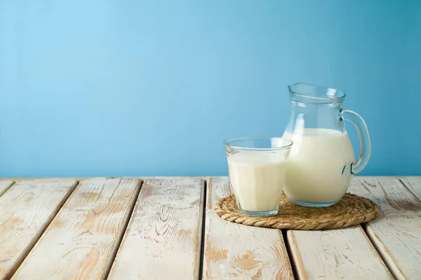 Süt Sürahisi Süt Bardağı Mavi Arka Plandaki Ahşap Masada Mutfak — Stok fotoğraf