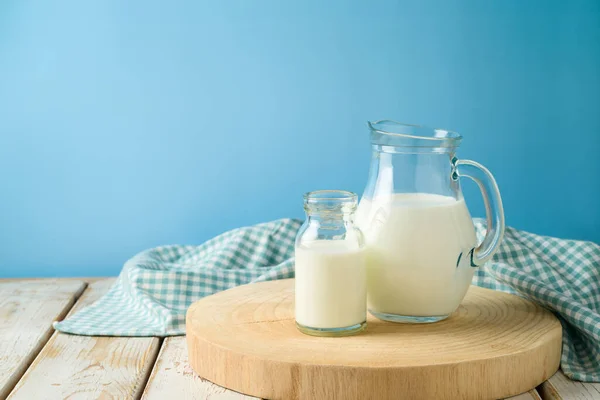 Süt Sürahisi Süt Şişesi Masa Örtüsü Ahşap Arka Planda Kütük — Stok fotoğraf