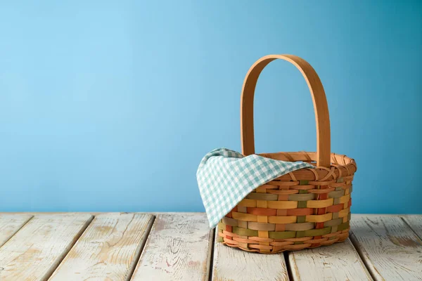 Cesta Vazia Com Toalha Mesa Mesa Madeira Rústica Sobre Fundo — Fotografia de Stock