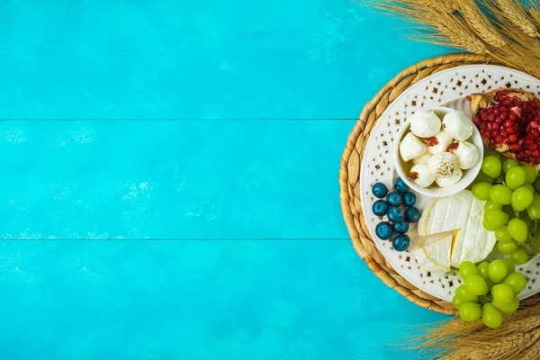 Jüdischer Feiertag Shavuot Feier Mit Käse Weizenähren Und Früchten Auf — Stockfoto