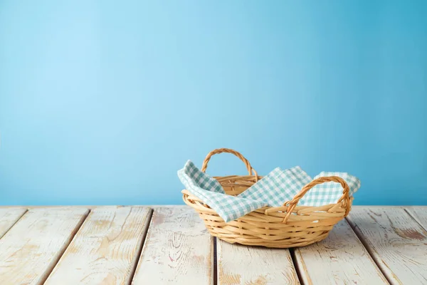 Cesta Vime Vazia Com Toalha Mesa Mesa Rústica Sobre Fundo — Fotografia de Stock