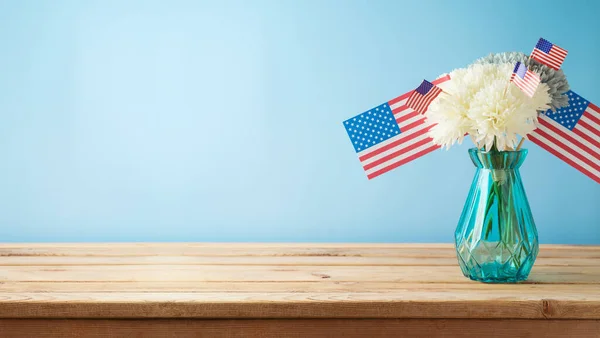 幸せな独立記念日 木製のテーブルの上に家の装飾とアメリカ国旗と7月の4日のお祝いのコンセプト — ストック写真