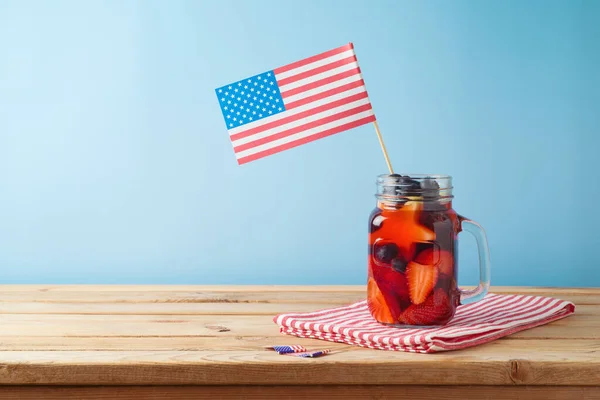 ハッピー インデペンデンスデー 7月4日のお祝いのコンセプトと夏のフルーツドリンクと木製のテーブルの上のアメリカ国旗 — ストック写真