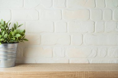 İçi boş ahşap bir raf ve içi tuğla kaplı bir bina. Mutfak tasarım için hazırlanıyor.