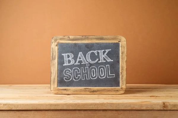 Schulkonzept Mit Kreidetafel Auf Holztisch — Stockfoto