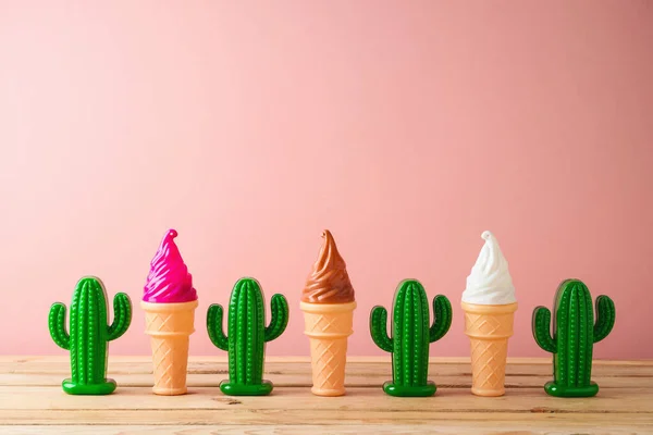 Concepto Vacaciones Verano Con Helado Juguete Cactus Sobre Mesa Madera —  Fotos de Stock