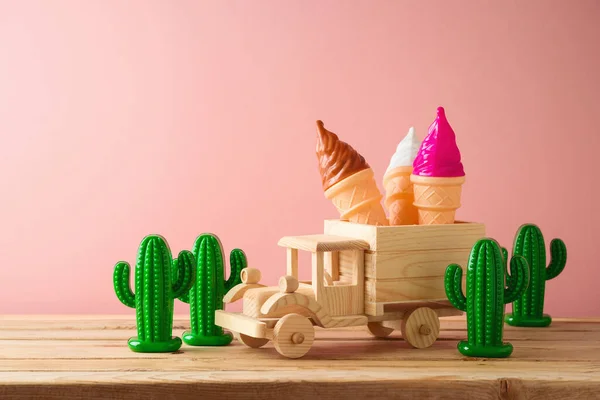 Letní Dovolená Koncept Autíčkem Zmrzlina Kaktus Dřevěném Stole Přes Růžové — Stock fotografie