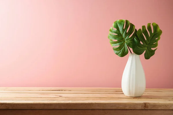 Leerer Holztisch Mit Wohnzimmervase Und Palmblättern Vor Rosa Wandhintergrund Interieur — Stockfoto