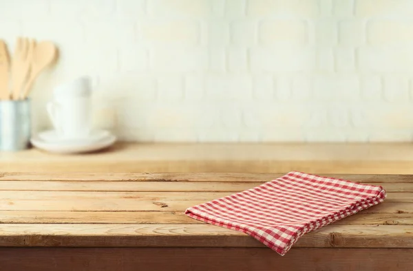 Mesa Madeira Vazia Com Toalha Mesa Sobre Fundo Prateleira Cozinha — Fotografia de Stock