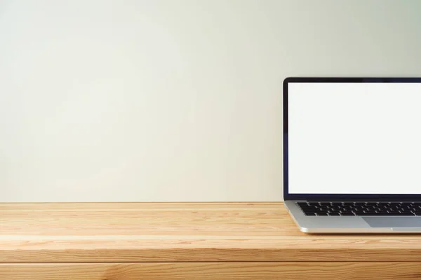 Mesa Madeira Vazia Com Computador Portátil Sobre Fundo Parede Branca — Fotografia de Stock