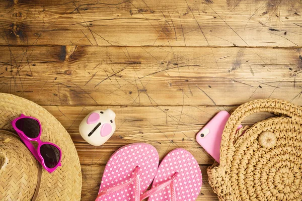 Sommerreise Sparkonzept Mit Sparschwein Hut Und Flip Flops Auf Holztisch — Stockfoto