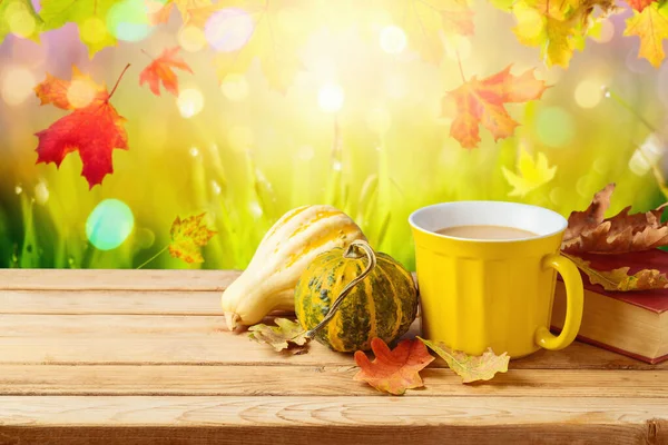 Herbstliches Saisonkonzept Kaffeetasse Kürbis Und Herbstblätter Auf Holztisch — Stockfoto