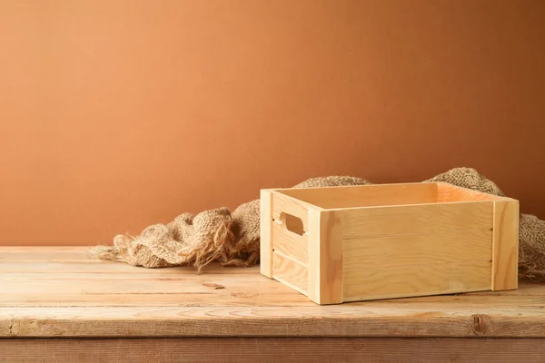 Leere Holzkiste Auf Rustikalem Tisch Mit Sacktuch Über Wandhintergrund Erntemock — Stockfoto