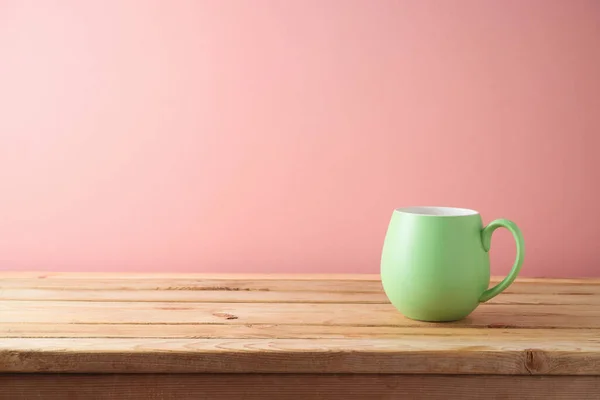 Grüne Kaffeetasse Auf Holztisch Über Rosa Hintergrund — Stockfoto