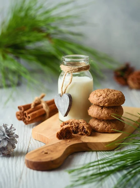 Kerstkoekjes Melk Voor Kerstman Houten Tafel — Stockfoto