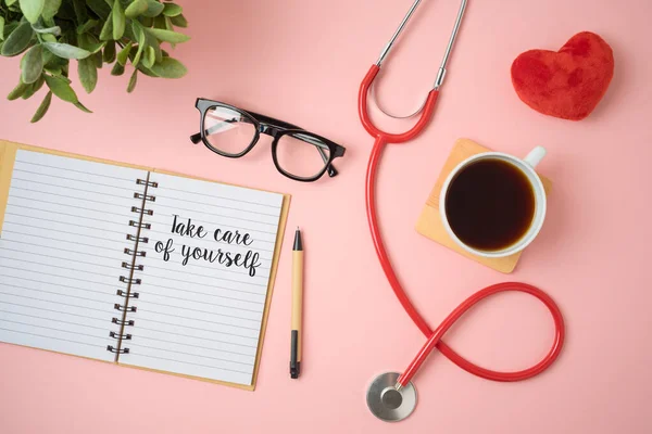 Trendy Self Care Koncept Notebookem Tvar Srdce Stetoskop Růžovém Pozadí — Stock fotografie