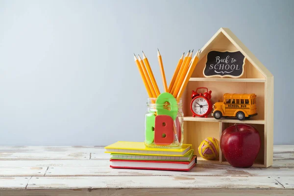 Kalemler Defterler Tahta Masadaki Oyuncak Evlerle Okul Konseptine Geri Dönelim — Stok fotoğraf