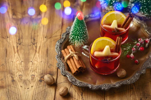 Noel Baharatlı Kırmızı Şarap Noel Süslemeleri Ahşap Masada Mutlu Bayramlar — Stok fotoğraf