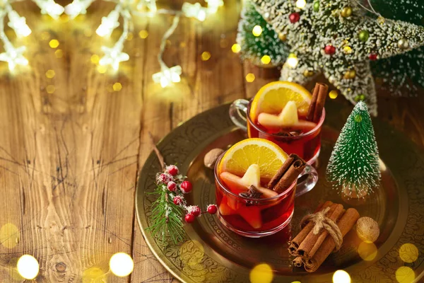 Kerst Glühwein Met Specerijen Kerstversieringen Houten Tafel Fijne Feestdagen Wenskaart — Stockfoto