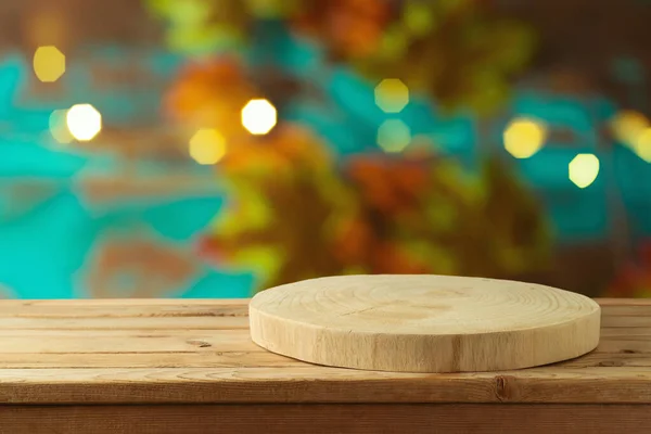 Leere Holzklötze Auf Rustikalem Tisch Über Verschwommenem Herbstlaub Hintergrund Thanksgiving — Stockfoto