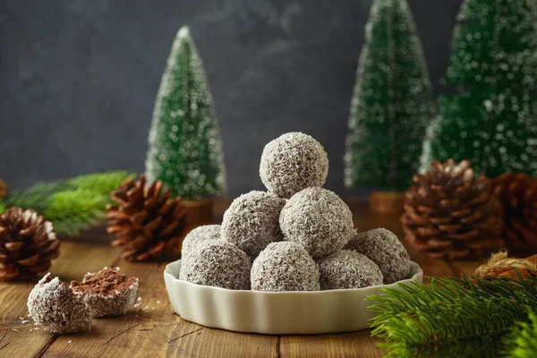 Čokoládové Lanýže Kokosovými Vločkami Vánoční Sváteční Oslavu — Stock fotografie
