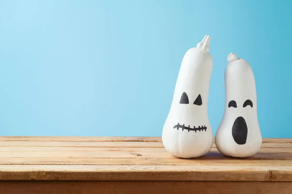 Conceito Feriado Halloween Com Jack Personagem Abóbora Engraçado Lanterna Mesa — Fotografia de Stock