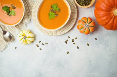 Kırsal arka planda balkabağı çorbası. Sonbahar ve Şükran Günü balkabağı süslemeli konsepti