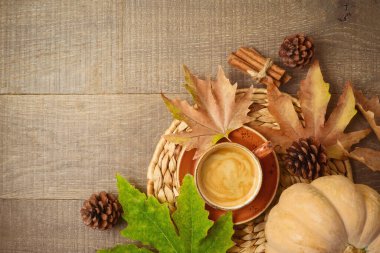 Kahve fincanı, balkabağı ve güz yapraklarıyla sonbahar mevsimi konsepti. Hygge arkaplanı