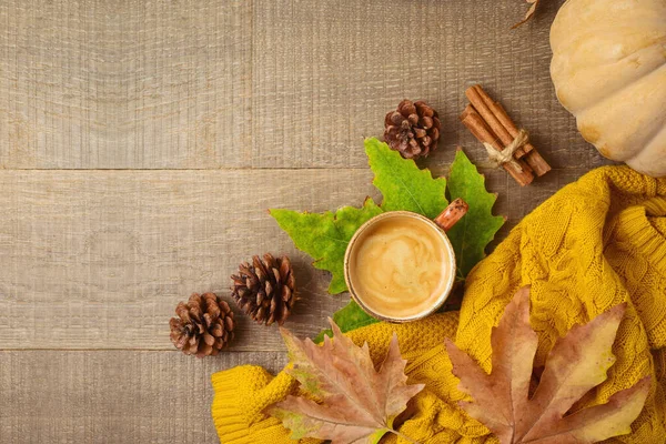 Herfstseizoen Concept Met Koffiebeker Warme Trui Pompoen Herfstbladeren Achtergrond Van — Stockfoto