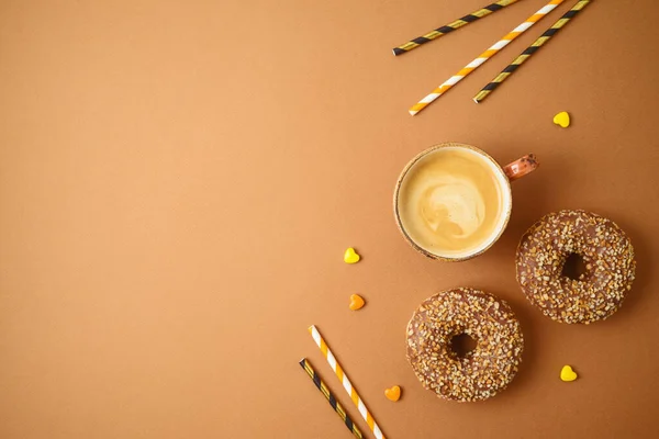 咖啡杯和甜甜圈秋党的概念背景 — 图库照片