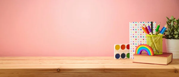 Torna Scuola Sfondo Con Matite Colorate Libro Arcobaleno Tavolo Legno — Foto Stock