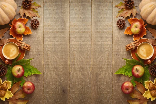 Concepto Temporada Otoño Con Taza Café Manzanas Calabaza Hojas Otoño —  Fotos de Stock