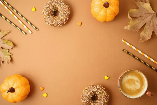 コーヒーカップ ドーナツ カボチャの装飾や秋の葉 秋の季節のコンセプト背景 — ストック写真