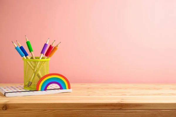Okulun Arka Planında Renkli Kalemler Kitap Gökkuşağı Ile Ahşap Masa — Stok fotoğraf