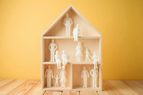 おもちゃの家の中のミニチュアの人々と社会と家族の概念 デザインのビジネス背景 — ストック写真