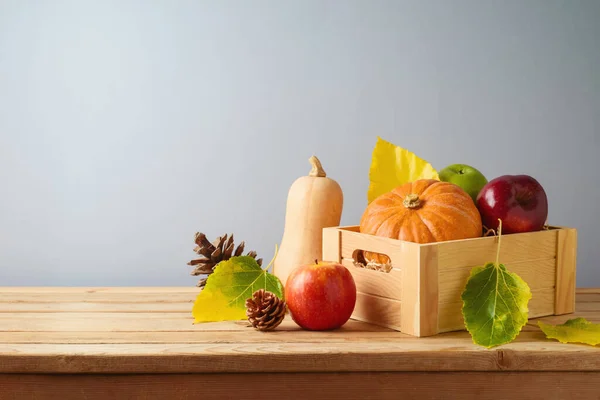感謝祭の休日とカボチャと秋の季節の概念 リンゴと木のテーブルの上に紅葉 — ストック写真