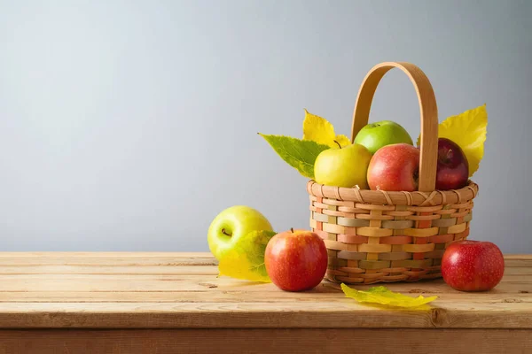 Manzanas Cesta Sobre Mesa Madera Fondo Cosecha Otoño Otoño — Foto de Stock