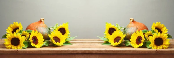 Erntedankfest Und Herbstsaisonkonzept Mit Kürbis Und Sonnenblumen Auf Holztisch — Stockfoto